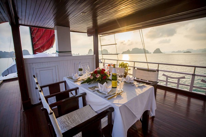 halong-bay-cruise-prince-junk-dining-room
